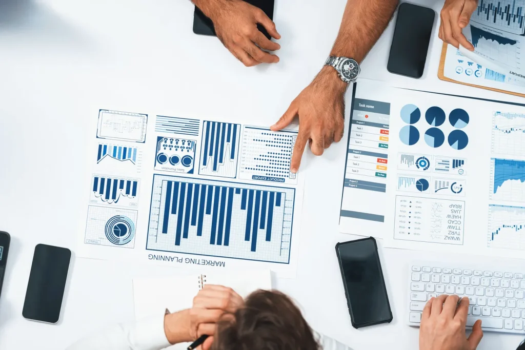 複数人でマーケティングデータの資料を見ながら分析している様子