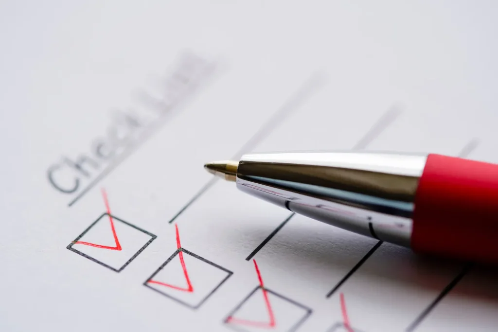 チェックリストにペンでチェックを入れている様子