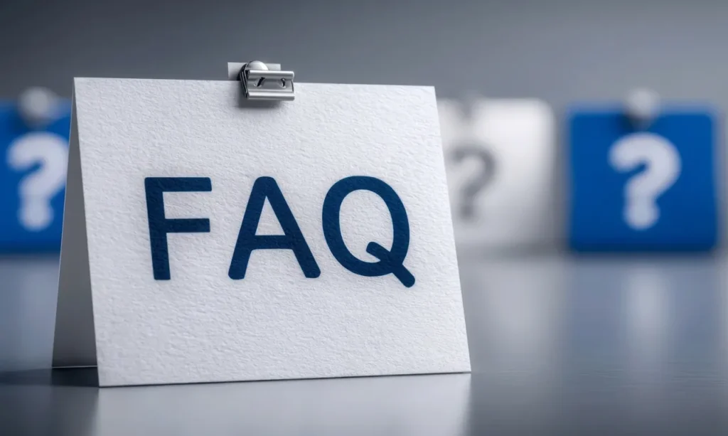 手前に「FAQ」と書かれた白いカードが置かれ、背景にクエスチョンマークのアイコンが並んでいる様子