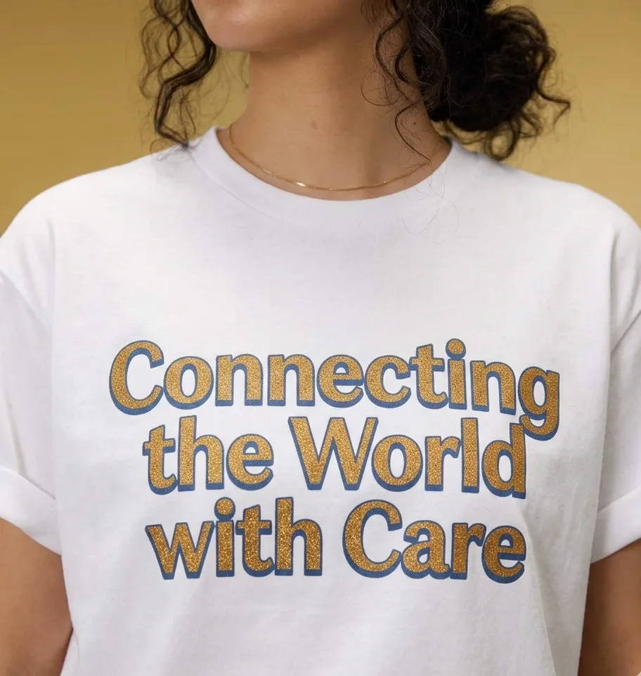 ゴールド×ネイビーのレトロ書体でプリントされた白いTシャツを着た女性