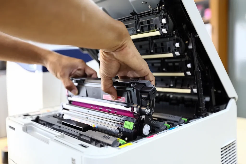 オフィス用プリンターのトナーカートリッジを交換する様子