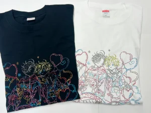 ラインストーンでカップルとハートが描かれた黒と白のTシャツが並んでいる様子