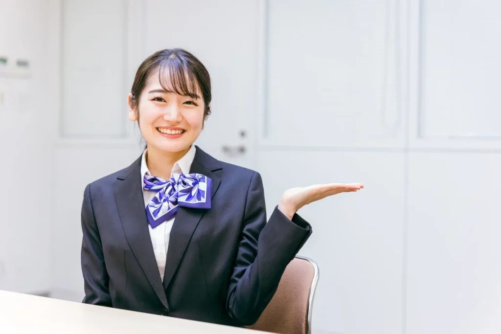 笑顔で案内する女性スタッフ