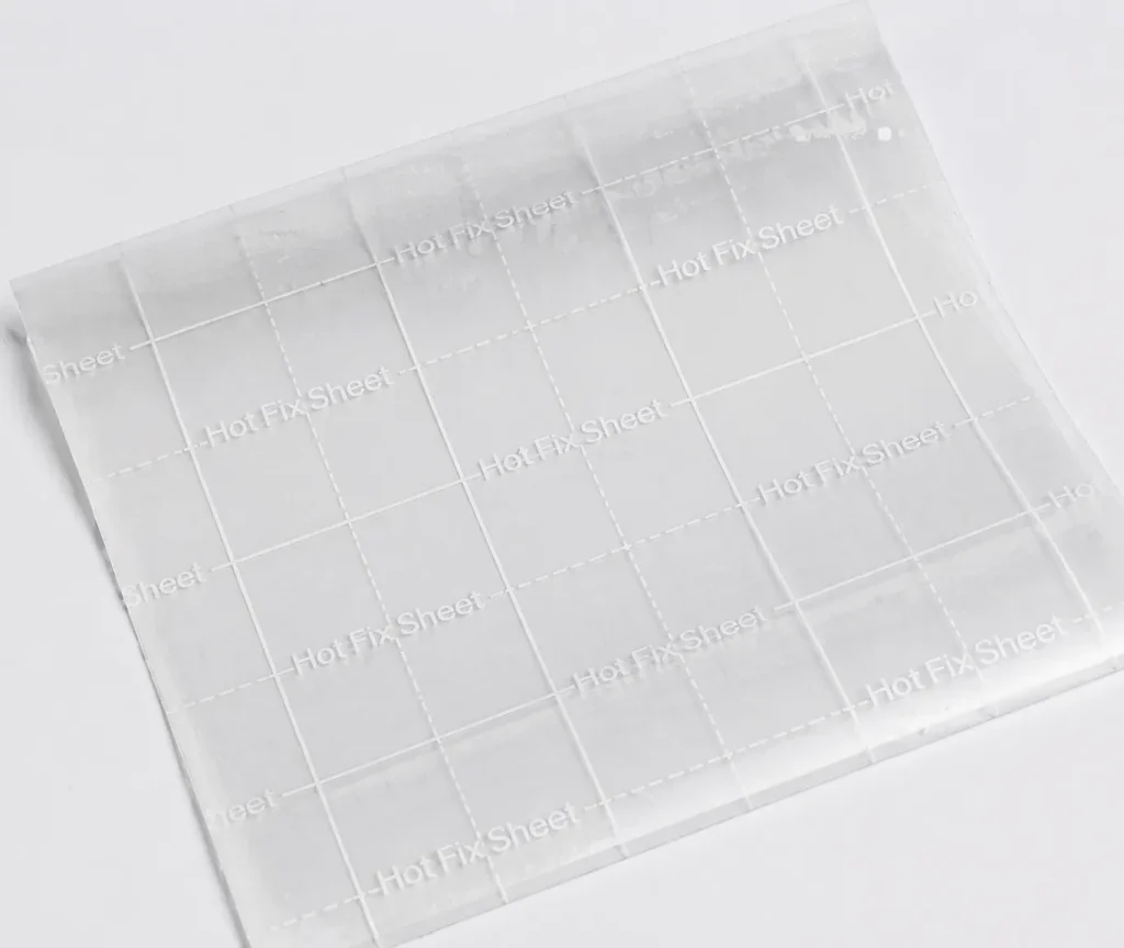 グリッド線が入った透明なホットフィックスシートのクローズアップ