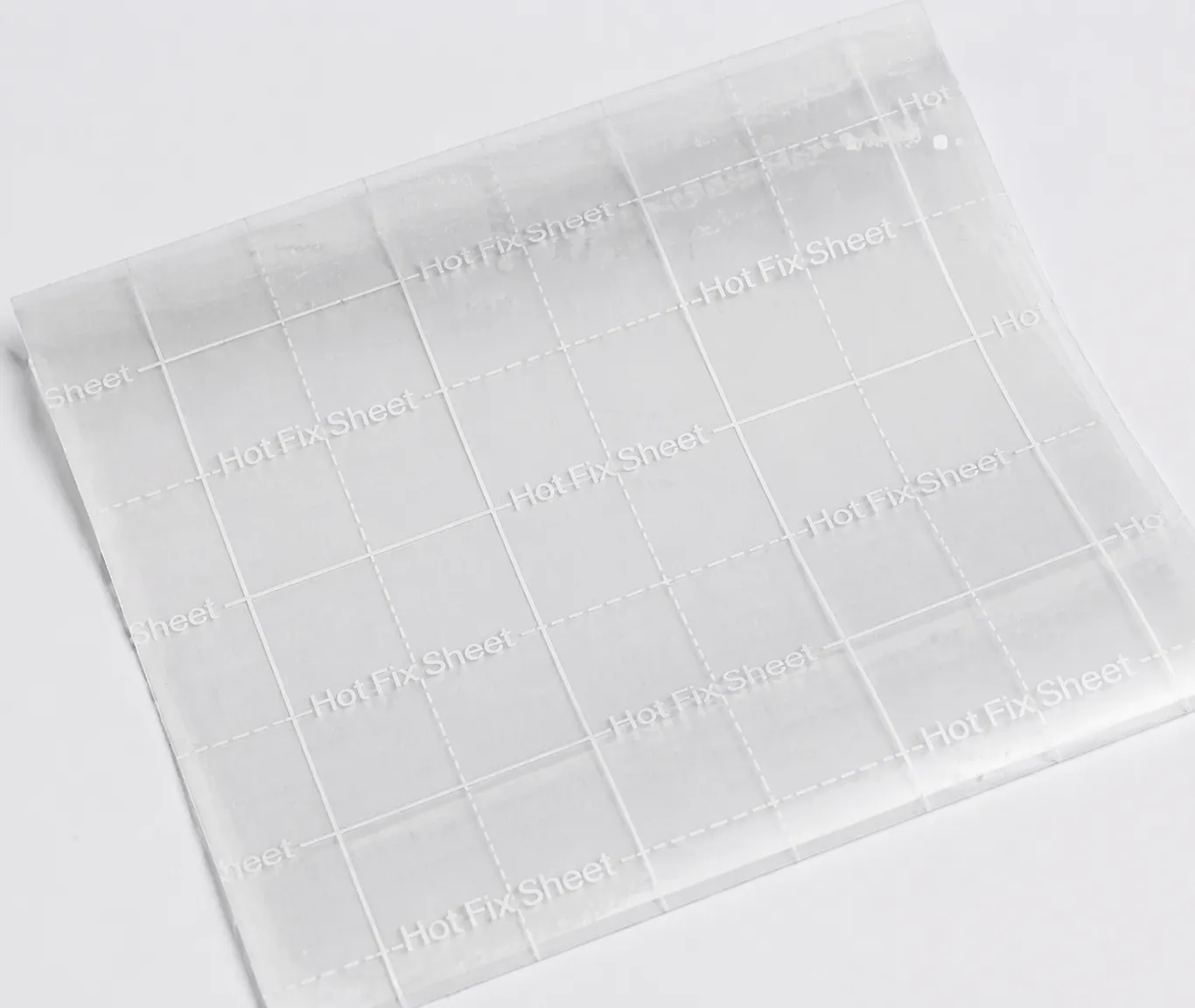 グリッド線が入った透明なホットフィックスシートのクローズアップ