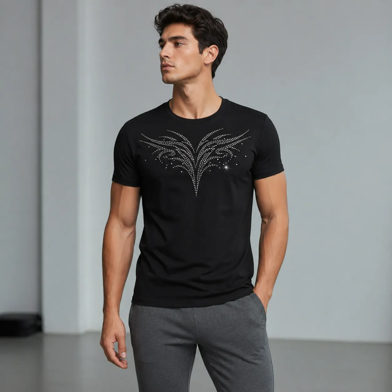 ラインストーン風デザインの黒いTシャツを着た男性モデルの写真