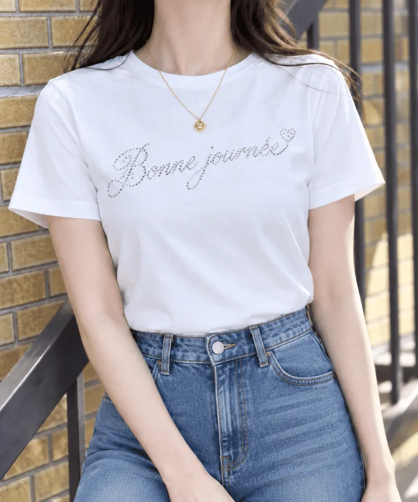ラインストーン装飾の白Tシャツとデニムのコーディネート