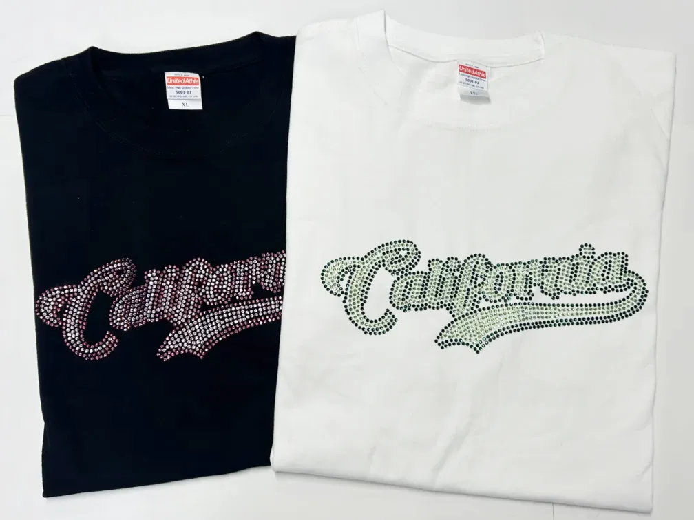 ラインストーンロゴが入った白と黒のTシャツ