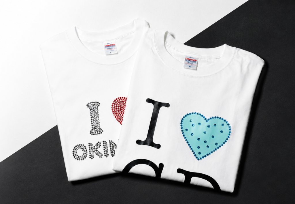 ラインストーンデザインの白Tシャツをスタイリッシュに並べた画像